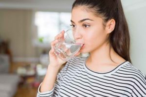 Minum air putih yang cukup Tips Menjaga Pola Hidup Sehat