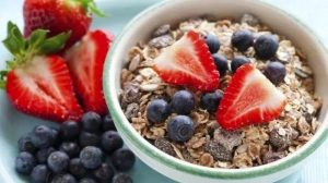 Oatmeal dengan Buah dan Kacang