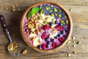 Smoothie Bowl dengan Buah dan Granola