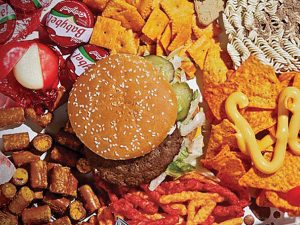 Tips Defisit Kalori yang Efektif Hindari makanan olahan dan cepat saji