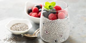 Yogurt Yunani dengan Buah Kering dan Biji Chia