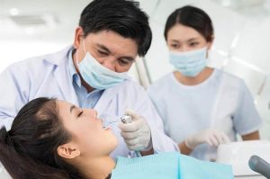 Memeriksakan diri ke dokter gigi secara berkala