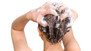 Mengatasi Ketombe dan Rambut Rontok Menggunakan sampo antiketombe