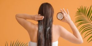 Mengatasi Ketombe dan Rambut Rontok Mengoleskan minyak kelapa