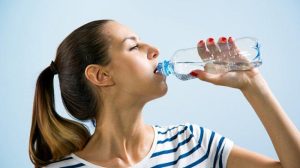 Minum Air Putih yang Cukup Cara Mengatasi Darah Rendah