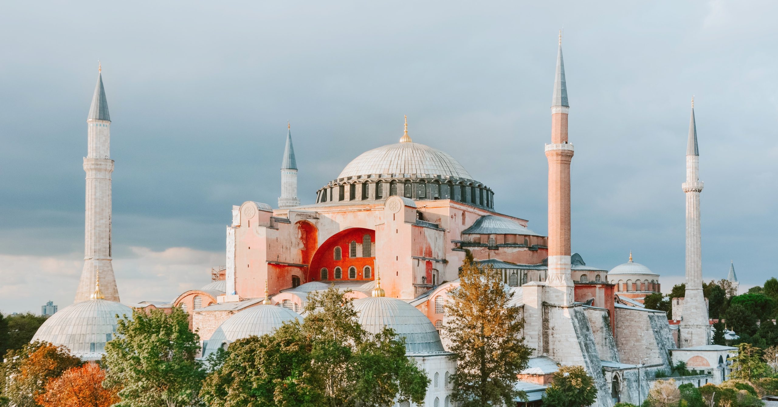 Hagia Sophia : Sebuah Simbol Sejarah, Budaya, dan Agama Hagia Sophia : Sebuah Simbol Sejarah, Budaya, dan Agama