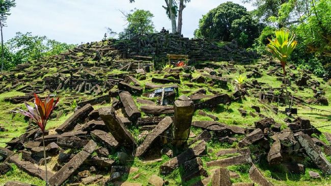 Situs Gunung Padang : Jejak Megalitikum Berusia 16.000 Tahun yang Menggetarkan Dunia Situs Gunung Padang : Jejak Megalitikum Berusia 16.000 Tahun yang Menggetarkan Dunia