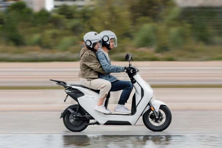 Honda EM1 e : Menggebrak Dunia Motor Listrik Indonesia Honda EM1 e : Menggebrak Dunia Motor Listrik Indonesia