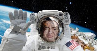 Momen Tegang : Astronaut Melayang di Luar Angkasa Tanpa Tali Pengaman