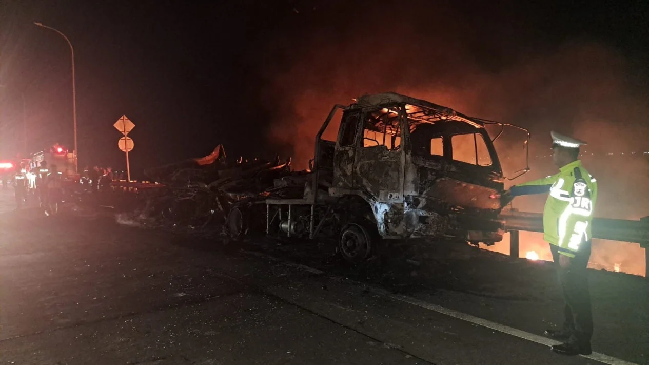 Kebakaran Bus Pahala Kencana di Tol Jombang-Mojokerto : Insiden Pecah Ban Berujung Tragedi Kebakaran Bus Pahala Kencana di Tol Jombang-Mojokerto : Insiden Pecah Ban Berujung Tragedi