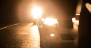Menghadapi Risiko Silau Lampu Jauh Saat Mengemudi di Malam Hari