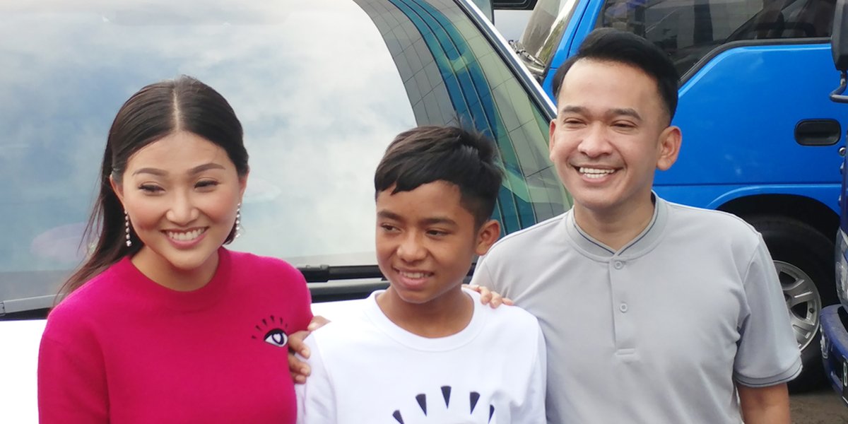 Memahami Kasus Betrand Peto: Dari Status Anak Asuh hingga Dampak Psikologisnya Kontroversi seputar Betrand Peto, yang merupakan adik dari Ruben Onsu, semakin memanas setelah Ruben mengajukan permohonan cerai terhadap Sarwendah. Jordi Onsu, kakak dari Ruben, menyuarakan ketidakpuasannya terhadap desakan netizen agar Betrand dikembalikan kepada orang tua kandungnya. Jordi menegaskan bahwa Betrand bukan sekadar anak asuh, tetapi bagian dari keluarga mereka yang sangat dicintai dan dianggap sebagai anggota keluarga inti Memahami Kasus Betrand Peto: Dari Status Anak Asuh hingga Dampak Psikologisnya Kontroversi seputar Betrand Peto, yang merupakan adik dari Ruben Onsu, semakin memanas setelah Ruben mengajukan permohonan cerai terhadap Sarwendah. Jordi Onsu, kakak dari Ruben, menyuarakan ketidakpuasannya terhadap desakan netizen agar Betrand dikembalikan kepada orang tua kandungnya. Jordi menegaskan bahwa Betrand bukan sekadar anak asuh, tetapi bagian dari keluarga mereka yang sangat dicintai dan dianggap sebagai anggota keluarga inti