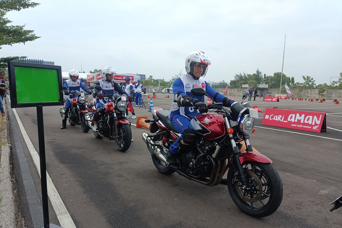 Astra Honda Motor (AHM) Membuka Kelas Riding Moge untuk Latihan SIM C1 Astra Honda Motor (AHM) Membuka Kelas Riding Moge untuk Latihan SIM C1