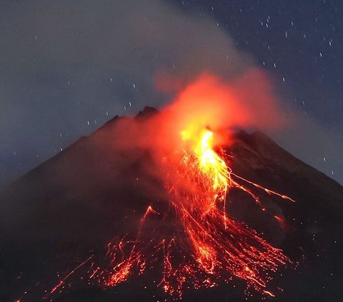 Gunung Merapi Mengeluarkan Awan Panas Guguran Sejauh 1,2 Km Gunung Merapi Mengeluarkan Awan Panas Guguran Sejauh 1,2 Km