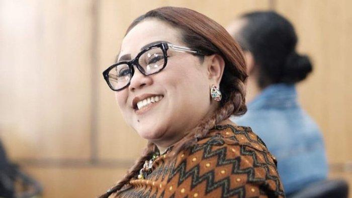Nunung Menjalani Operasi Ganti Lensa Mata: Perjuangan Melawan Katarak dan Komitmen untuk Terus Berkarya Nunung Menjalani Operasi Ganti Lensa Mata: Perjuangan Melawan Katarak dan Komitmen untuk Terus Berkarya