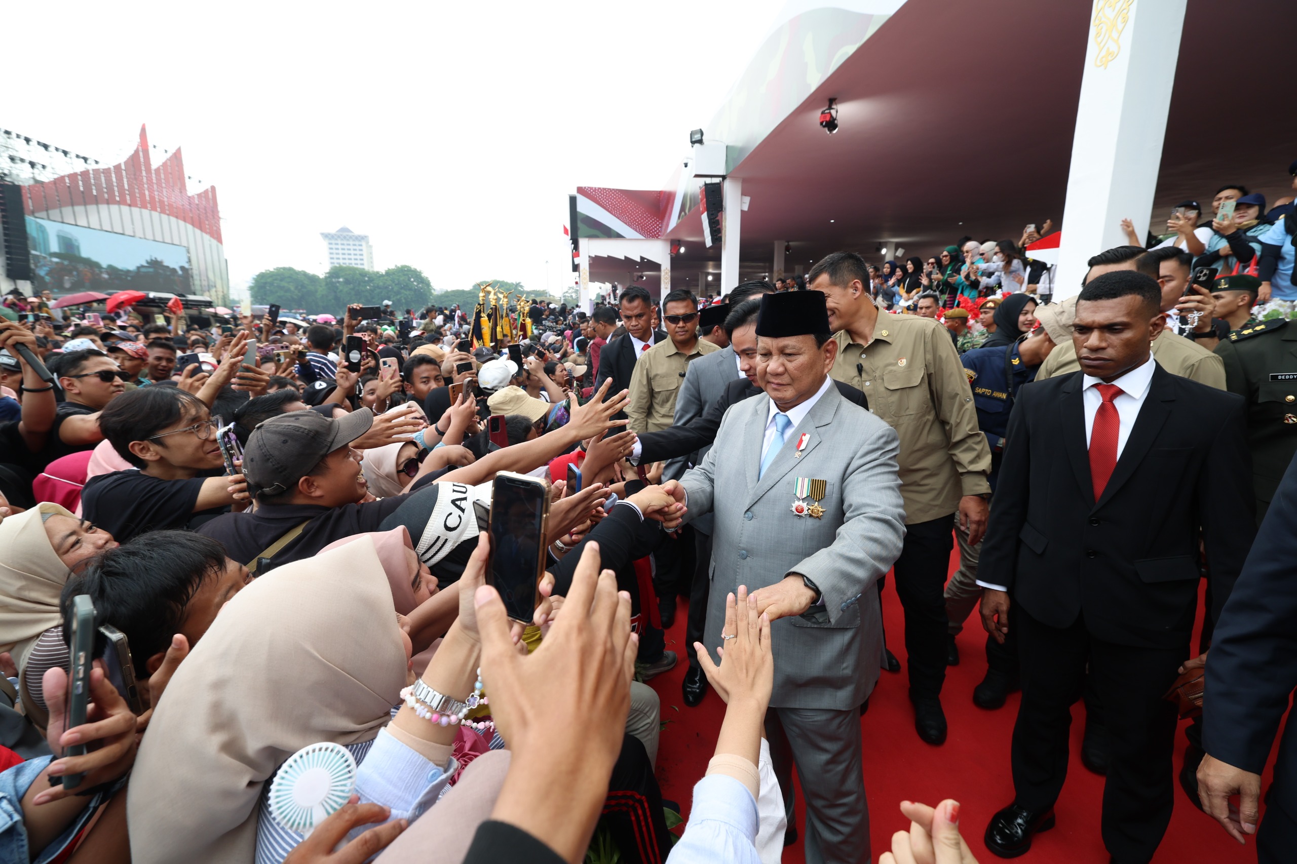Keakraban dalam Momentum Sejarah: Prabowo, Gibran, dan Jokowi di HUT ke-79 TNI Keakraban dalam Momentum Sejarah: Prabowo, Gibran, dan Jokowi di HUT ke-79 TNI